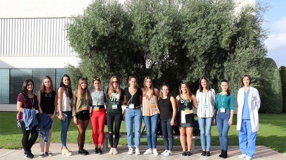 Studenten des Pharmaziekongresses der UMH nehmen an einem Workshop für Embryologie am Instituto Bernabeu in Alicante teil
