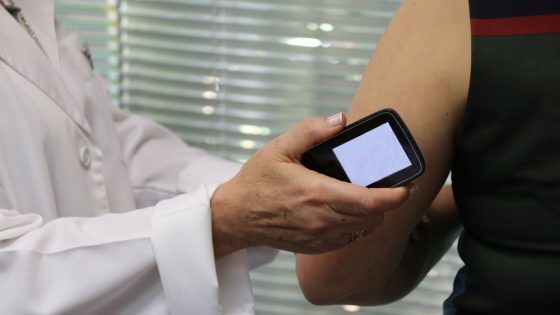 Die endokrinologische Abteilung verwendet ein neues Glukosemessgerät, das die Daten ohne Nadelstich erfasst und auf ein mobiles Gerät überträgt