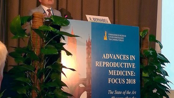 Dr. Rafael Bernabeu aborda auf einem Kongress für Fachleute in Italien die Präzision von Gentests zur Verbesserung der Implantationsmöglichkeiten von Mosaikembryonen