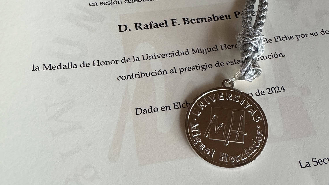 Le Dr Rafael Bernabeu, décoré de la médaille d’honneur de l’université Miguel Hernández d’Elche