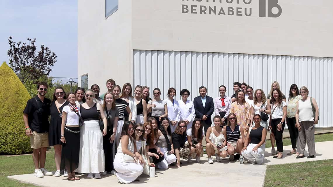 Des étudiants en médecine de l’université James Madison aux États-Unis visitent les installations de l’Instituto Bernabeu à Alicante.