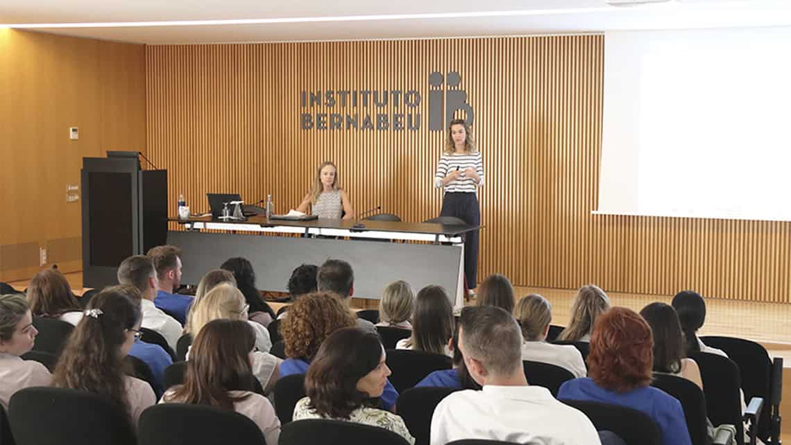 L’Instituto Bernabeu organizza workshop di assistenza ai pazienti basati sulla gestione delle emozioni per i suoi professionisti della salute e dell’assistenza.
