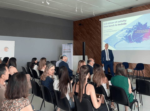 Der Arzt Paolo Cirillo nimmt als Moderator an einem Symposium zur ovariellen Stimulation teil