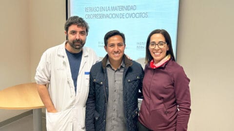 Le Dr Carlos Alvarado donne une conférence sur la médecine reproductive à Cartagena