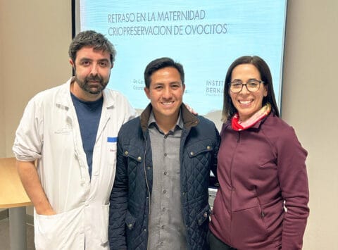 El Dr. Carlos Alvarado da una charla sobre medicina reproductiva en Cartagena