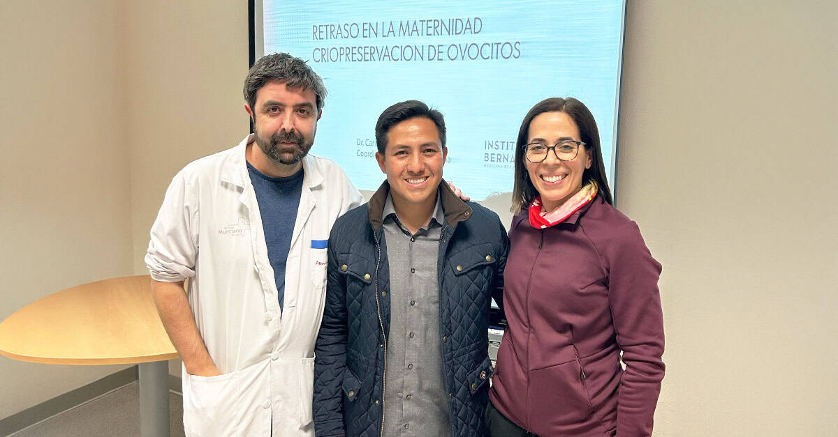 Le Dr Carlos Alvarado donne une conférence sur la médecine reproductive à Cartagena